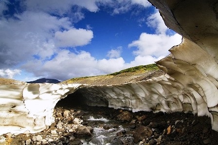 Hang động bang tuyết kỳ lạ nằm ở bán đảo Kamchatka Peninsula, miền Đông nước Nga.